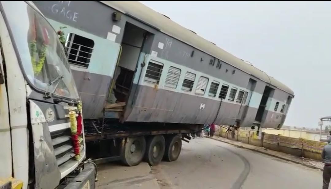 बिहार में अजब गजब ! हवाई जहाज के बाद अब  सड़क पर आ पहुंची रेलगाड़ी , ड्राइवर की सूझबूझ से बच गई लोगो की जान