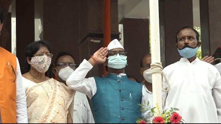 मोरहाबादी मैदान में मुख्यमंत्री हेमंत सोरेन ने किया झंडोत्तोलन, स्वतंत्रता सेनानियों को श्रंद्धांजलि