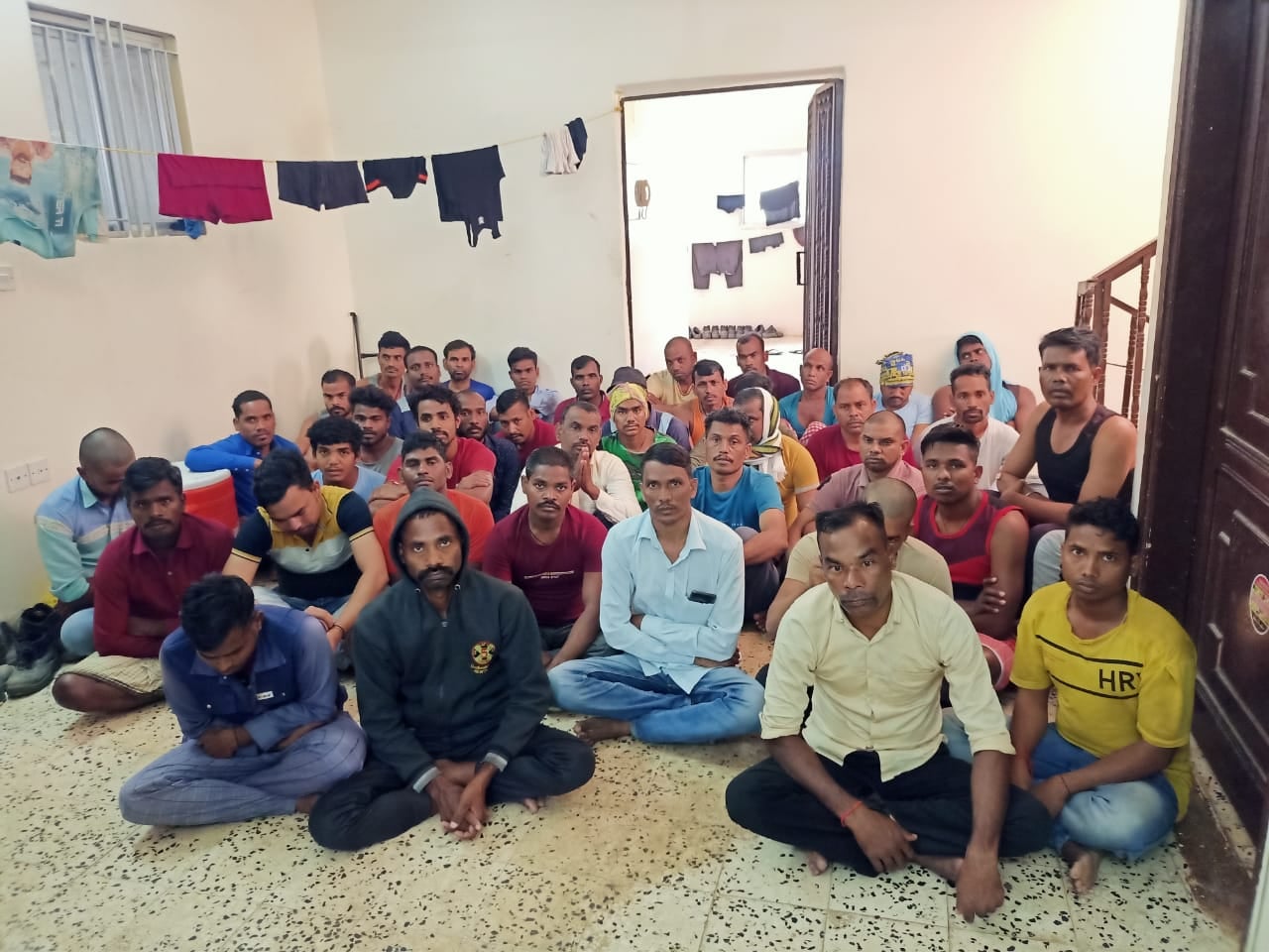 एजेंट को 55 हजार देकर 30 हजार रुपया महीना कमाने की उम्मीद में गए थे विदेश,अब दाने -दाने को मोहतज झारखंड के 45 मजदूर, वीडियो जारी कर मदद की लगा रहे गुहार