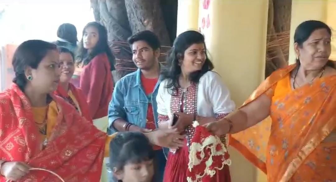 गुमला:कुछ लोग पिकनिक स्पॉट, तो कुछ मंदिरों से कर रहे हैं नए साल की शुरुआत, मंदिरों में उमड़ रही है भक्तों की भीड़