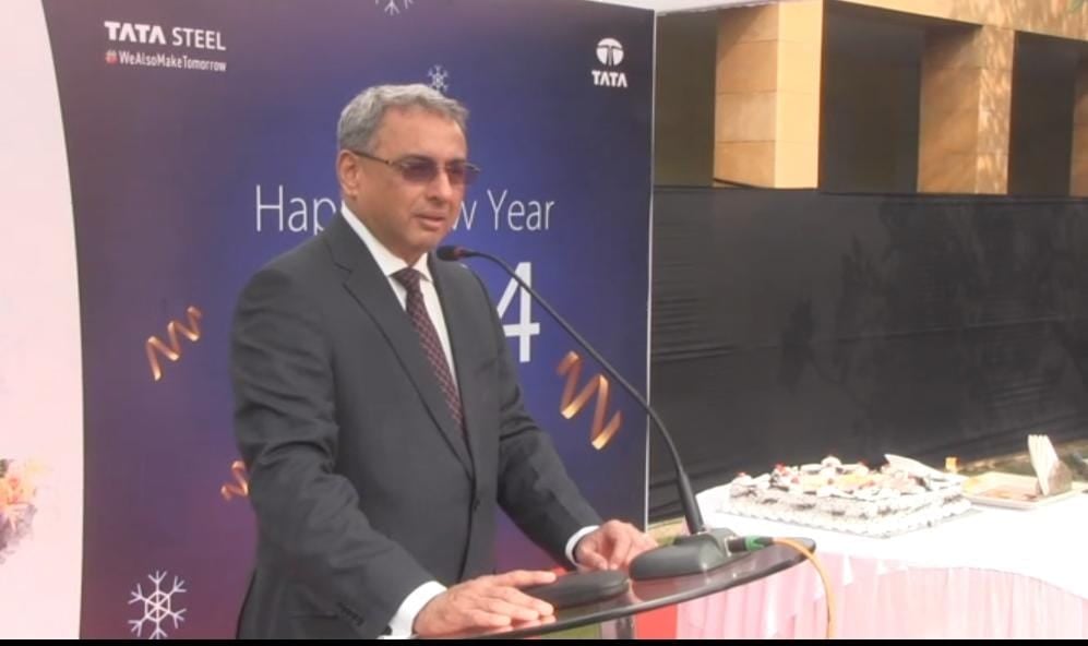 टाटा स्टील के एमडी ने केक काटकर मनाया नया साल का जश्न, लोगों को दी शुभकामनाएं, पढ़ें शहर में हुए सड़क भीषण हादसे पर क्या कहा