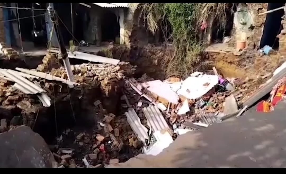 धनबाद: कतरास के लकड़का में फटी जमीन, तीन घर हुए जमींदोज