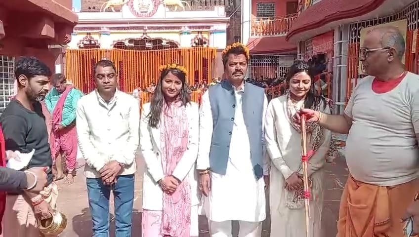 सियासी तपिश के बीच बाबा के दरबार पिता संग पहुंची MLAअम्बा!पूर्व मंत्री योगेंद्र साव ने कहा बेटी को मुख्यमंत्री बनाने की मांगी मुराद