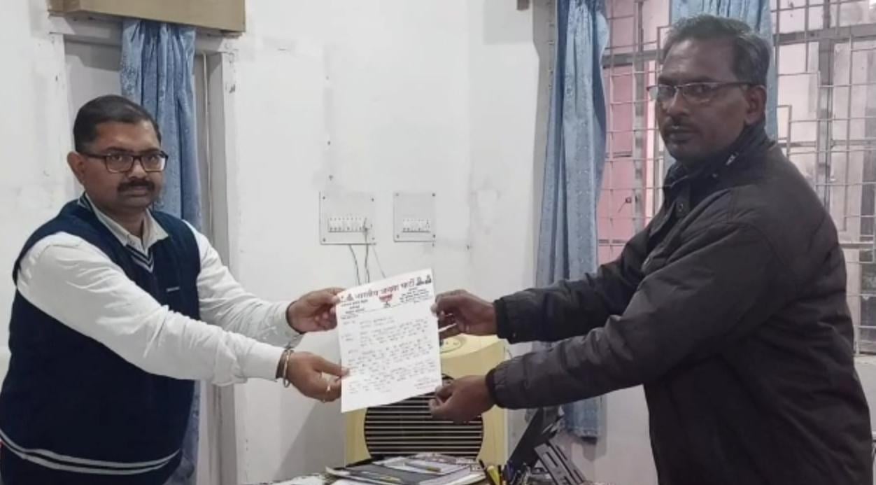 शुरू नहीं हुई धान की खरीदारी, औने-पौने दाम पर बिचौलिये के हाथ धान बेचने को मजबूर किसान