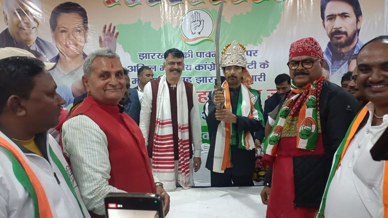 तलवार से होगा नफरत का कत्ल ! अशोक सिंह ने चांदी के मुकुट पहनाकर गुलाम अहमद मीर का किया स्वागत