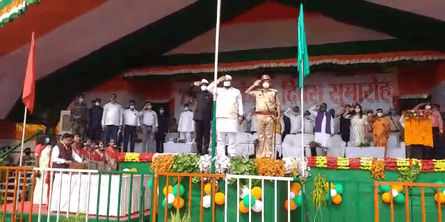 देवघर में मंत्री हफीजुल हसन ने राष्ट्रीय ध्वज फहराया,कोरोना वारियर्स और स्वतंत्रता सेनानियों को किया सम्मानित