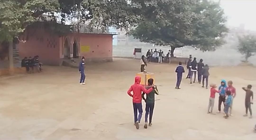 बिहार के इस स्कूल में शिक्षक पढ़ाने नहीं हाजिरी बनाने आते हैं! स्कूल से शिक्षक रहते हैं गायब, तो बच्चें आपस में करते हैं सिरफुट्वल