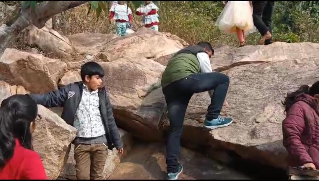 गुमला:खूबसूरत और रोमांचक होने के बाद भी विकास की राह जोह रहा कई पर्यटक स्थल, सरकारी उदासीनता से लोगों का जश्न होता है किरकिरा