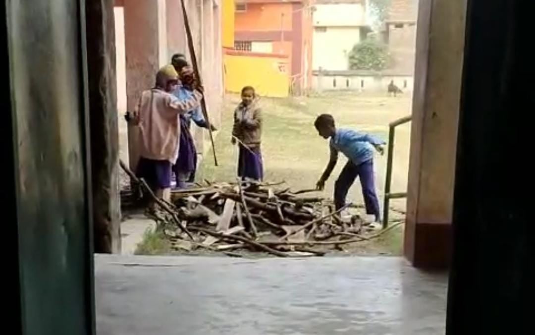 केके पाठक के लाख कोशिशों के बाद भी नहीं सुधर रही शिक्षा व्यवस्था! इस स्कूल में बच्चों से ढ़ुलवाई जा रही है एमडीएम बनाने के लिए लकड़ी, देखिए वीडियो