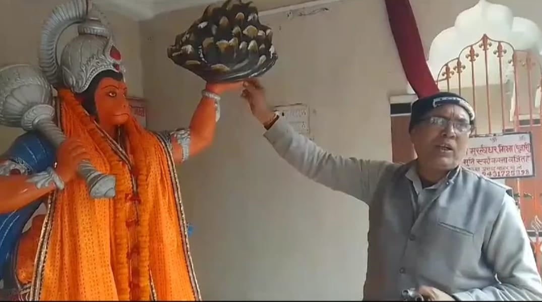 चोरों की पौ बारह : रणधीर वर्मा चौक स्थित मंदिर से हुनुमान जी का कड़ा और मुकुट ले गए चोर