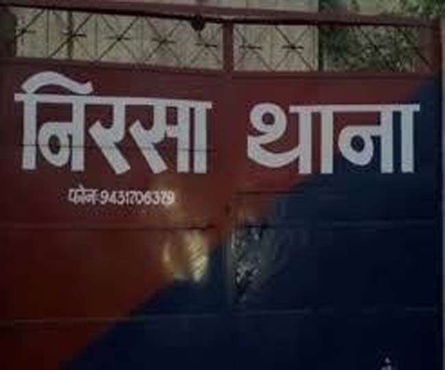 मुंबई पुलिस पहुंची धनबाद के निरसा,बैंक खाते से 11 लाख की निकासी करने वालों को धर दबोचा