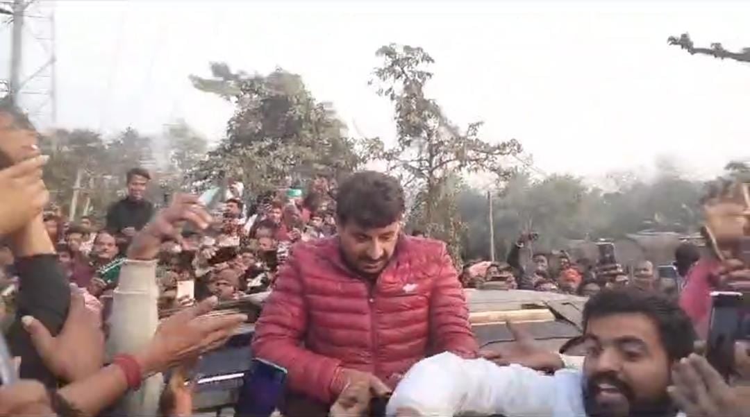 बेतिया:मनीष कश्यप के घर बेतिया पहुंचे बीजेपी संसाद मनोज तिवारी, कहा मनीष को हम दबने नहीं देंगे