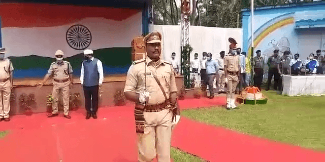 धनबाद में डीआरएम ने किया झंडोत्तोलन, रेलवे पुलिस बल के जवानों ने किया सशस्त्र प्रदर्शन