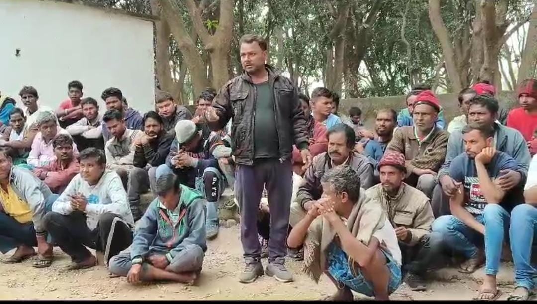 गुमला:शिक्षकों की कार्यशैली से नाराज अभिभावकों ने जमकर काटा बवाल, शिक्षकों पर लगाया गाली-गलौज का आरोप, पढ़ें विस्तार से