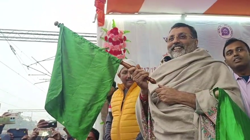अब गिरिडीह से नहीं मधुपुर से खुलेगी रांची के लिए ट्रेन,गोड्डा सांसद निशिकांत दुबे ने हरी झंडी दिखाकर किया रवाना