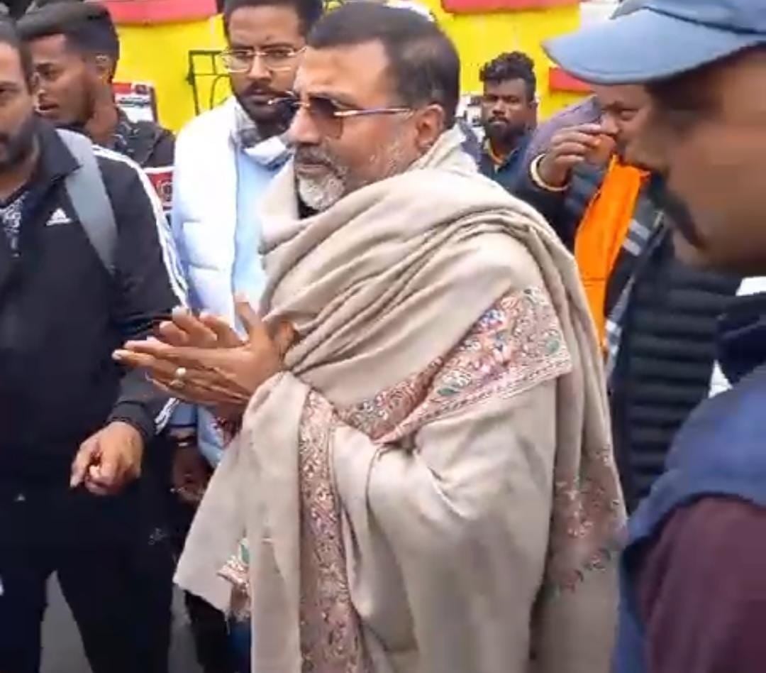 देवघर:बीच सड़क निशिकांत दुबे और ट्रैफिक पुलिस में हुई बहस, सासंद ने दी गैरकानूनी काम नहीं करने की चेतावनी, पढ़ें सासंद पर क्या है आरोप