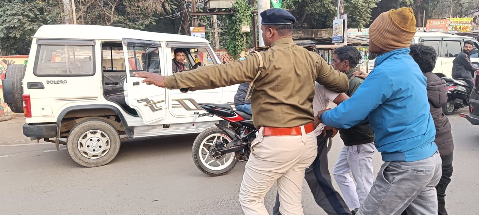 दुमका: महिला की न्यूड तस्वीर वायरल करने वाला युवक बस स्टैंड से गिरफ्तार, जानिए पूरा मामला