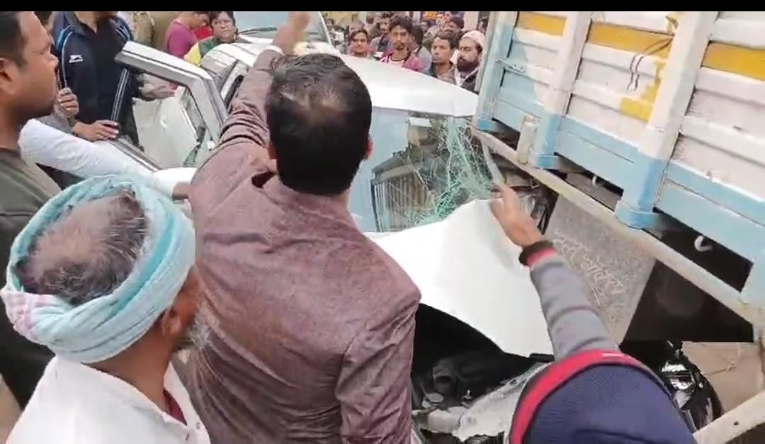 जमशेदपुर:दुकानदार की लापरवाही से जा सकती थी पूरे परिवार की जान,बीच सड़क ट्रक खड़ाकर उतारा जाता है माल