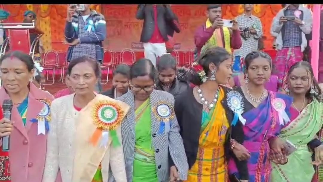 संथाल परगना में सोहराय पर्व की धूम! मांदर और टमाक की थाप पर थिरक रहे है लोग, पूर्व मंत्री लुईस मरांडी ने मिलाया कदमताल