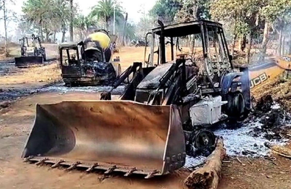 गुमला में नक्सलियों का उत्पात,माइंस में लगाई गई मशीनों को फूंका