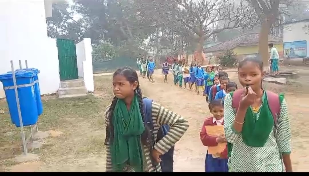 सरकार का "सीटी  बजाओ -स्कूल बुलाओ" अभियान, कार्यक्रम एक लेकिन फायदे अनेक