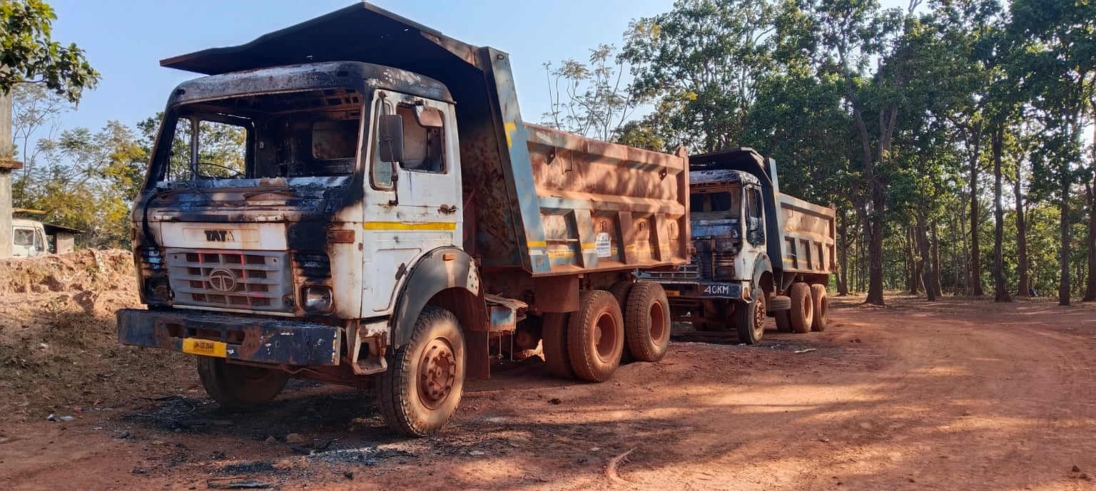 गुमला में नक्सलियों ने मचाया ताडंव! 10 करोड़ के लगभग एक दर्जन वाहनों को किया आग के हवाले