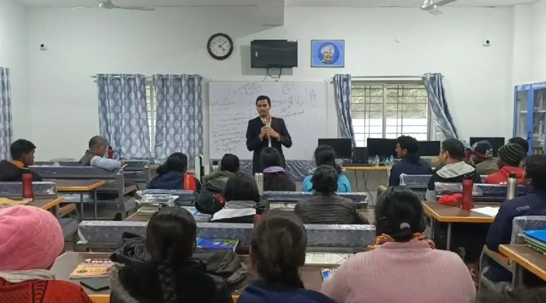 संवर रहा है गुमला का भविष्य! प्रशासनिक पदाधिकारी जला रहे हैं युवाओं में शिक्षा का अलख, पढ़ें क्या कहते हैं ग्रामीण