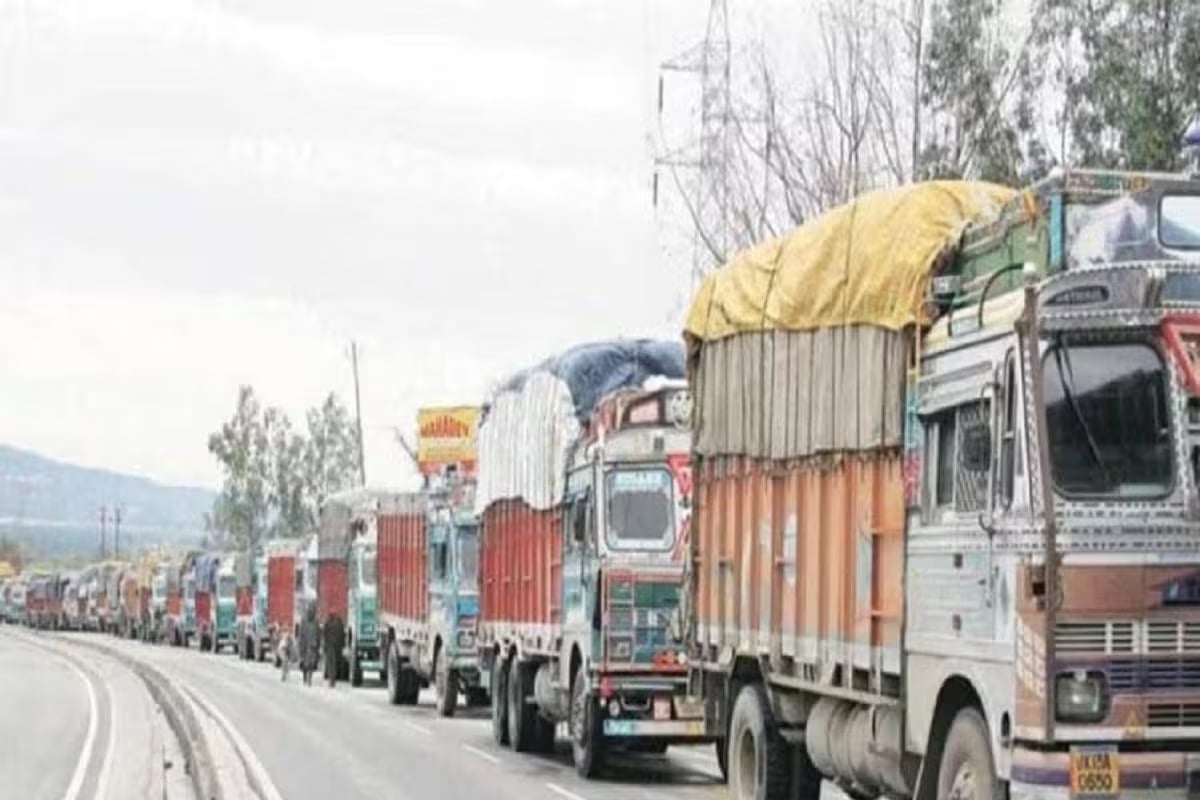 हिट एंड रन कानून के विरोध में पलामू में सड़क जाम, फोरलेन सड़क पर वाहनों की लगी लंबी कतार