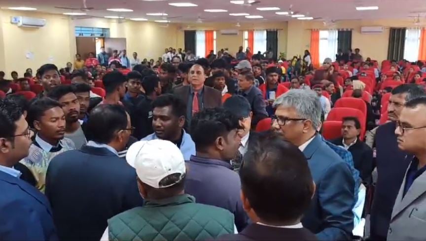 विश्वविद्यालय स्थापना दिवस समारोह में निमंत्रण नहीं मिलने से नाराज छात्र नेताओं ने काटा बबाल, बीच में ही समारोह को करना पड़ा समाप्त