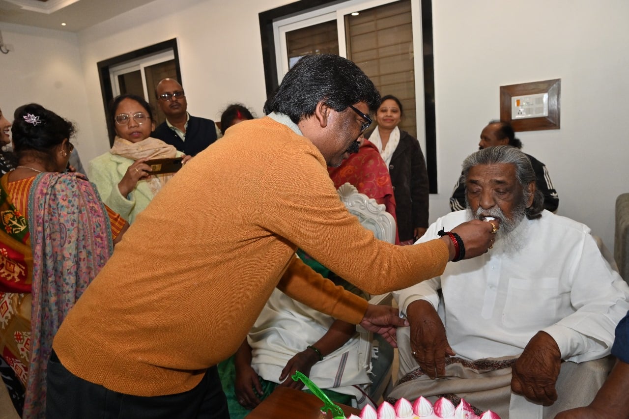 दिशोम गुरु शिबू सोरेन का मनाया गया जन्म दिन, 80 केजी का काटा गया केक