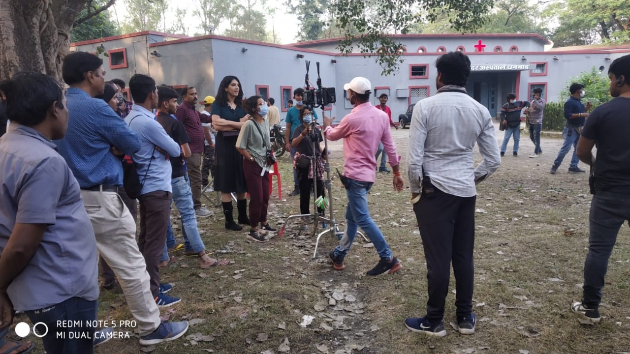 धनबाद में म्यूजिक, कैमरा, री टेक.. की गूंज,  वेब सीरीज की शूटिंग कर रही मुम्बई की जम्बो टीम