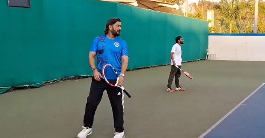 टेनिस कोर्ट पर उतरे धोनी, फुर्ती देख लोगों ने कहा शेर अभी बूढ़ा नहीं हुआ,फिर मैदान में दहाड़ेगा