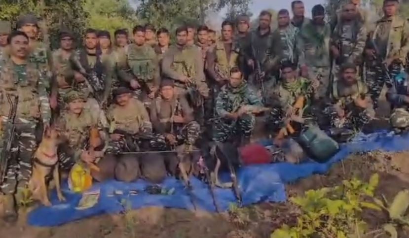 चतरा: सुरक्षाबलों और टीएसपीसी नक्सलियों के बीच भीषण मुठभेड़, एरिया कमांडर को लगी गोली, हथियार और भारी मात्रा में नक्सली सामान बरामद