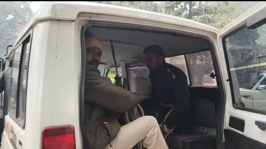 हथियार लेकर बैंक लूटने पहुंचे थे अपराधी, लेकिन बैंककर्मी की सूझबूझ से चढ़े पुलिस के हत्थे, पढ़ें आगे क्या हुआ