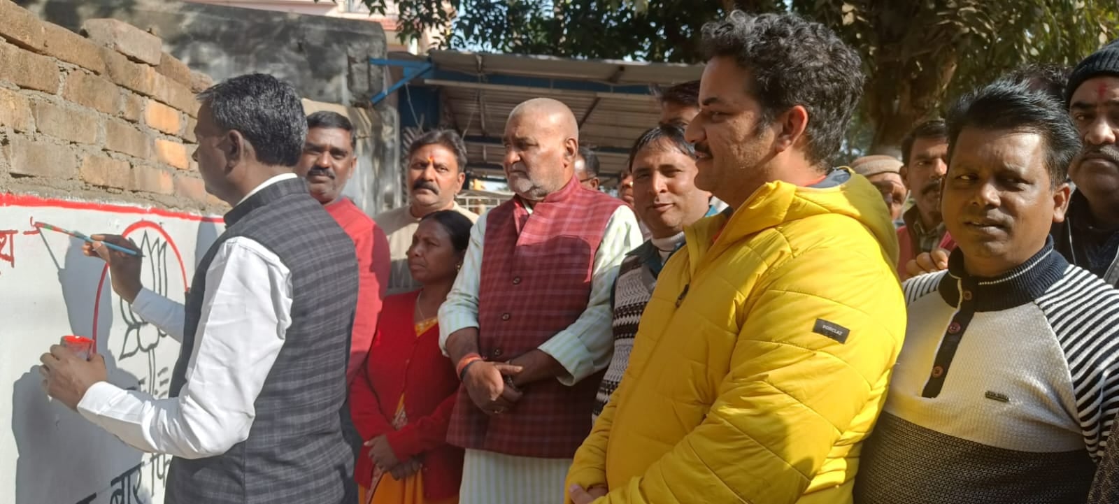 दुमका : सांसद सुनील सोरेन ने की वॉल राइटिंग अभियान की शुरुवात, लोगों से भाजपा को समर्थन देने की अपील