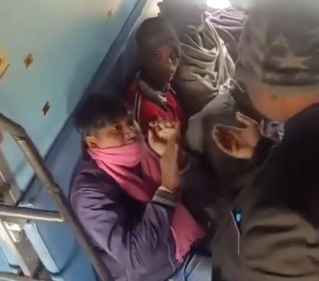 बिहार:लखनऊ एक्सप्रेस में यात्री को थप्पड़ मारनेवाला टीटी सस्पेंड, बिना टिकट यात्रा कर रहे युवक को बेरहमी से पीटने का मामला