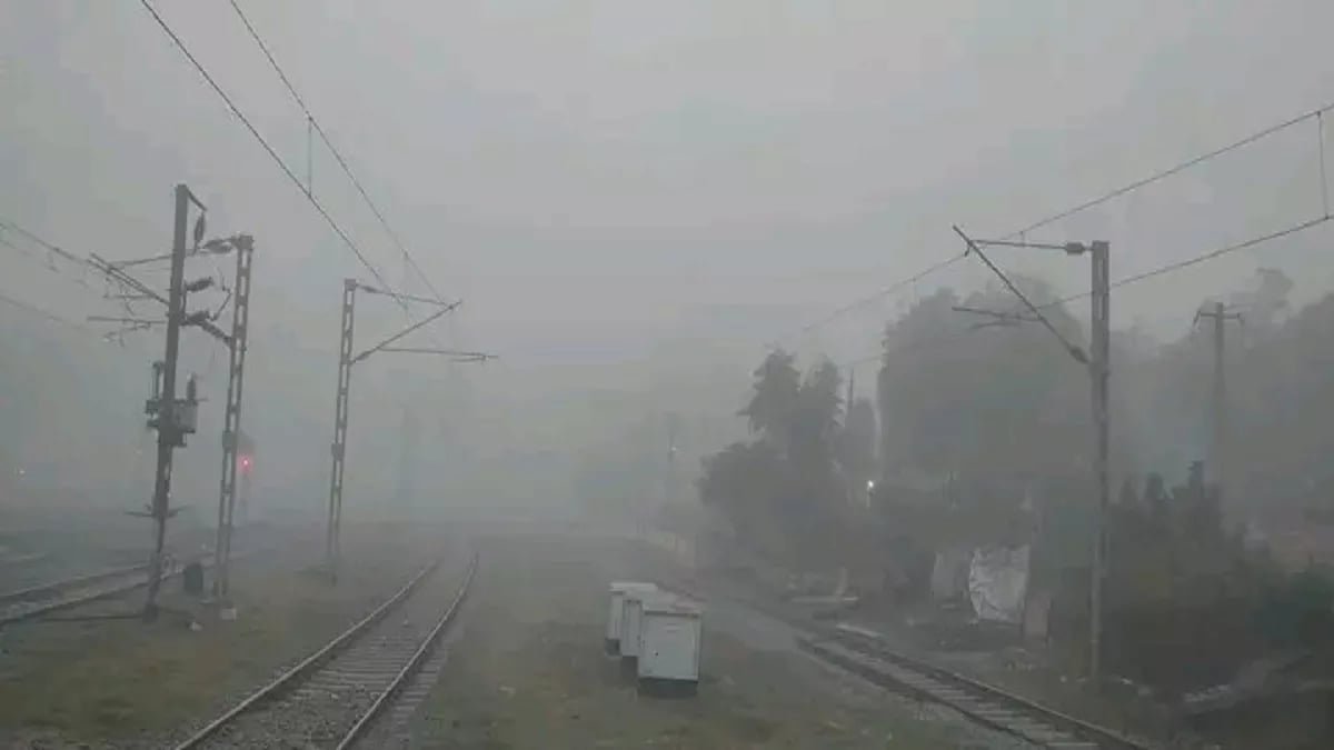 Ranchi Weather Updates : शीतलहर और कोहरे से जीवन अस्त-व्यस्त, आज भी कई फ्लाइट रद्द, विलम्ब से खुलेगी ट्रेन