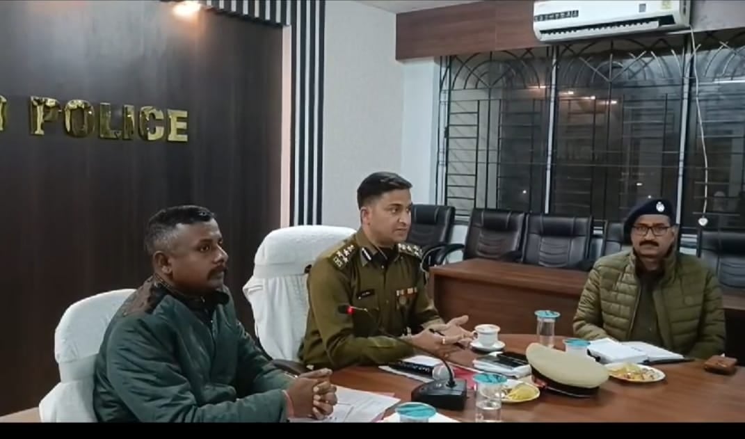 डीआईजी पहुंचे धनबाद, उत्कृष्ट पुलिसिंग के दिए टिप्स, एसएसपी की  तारीफ की