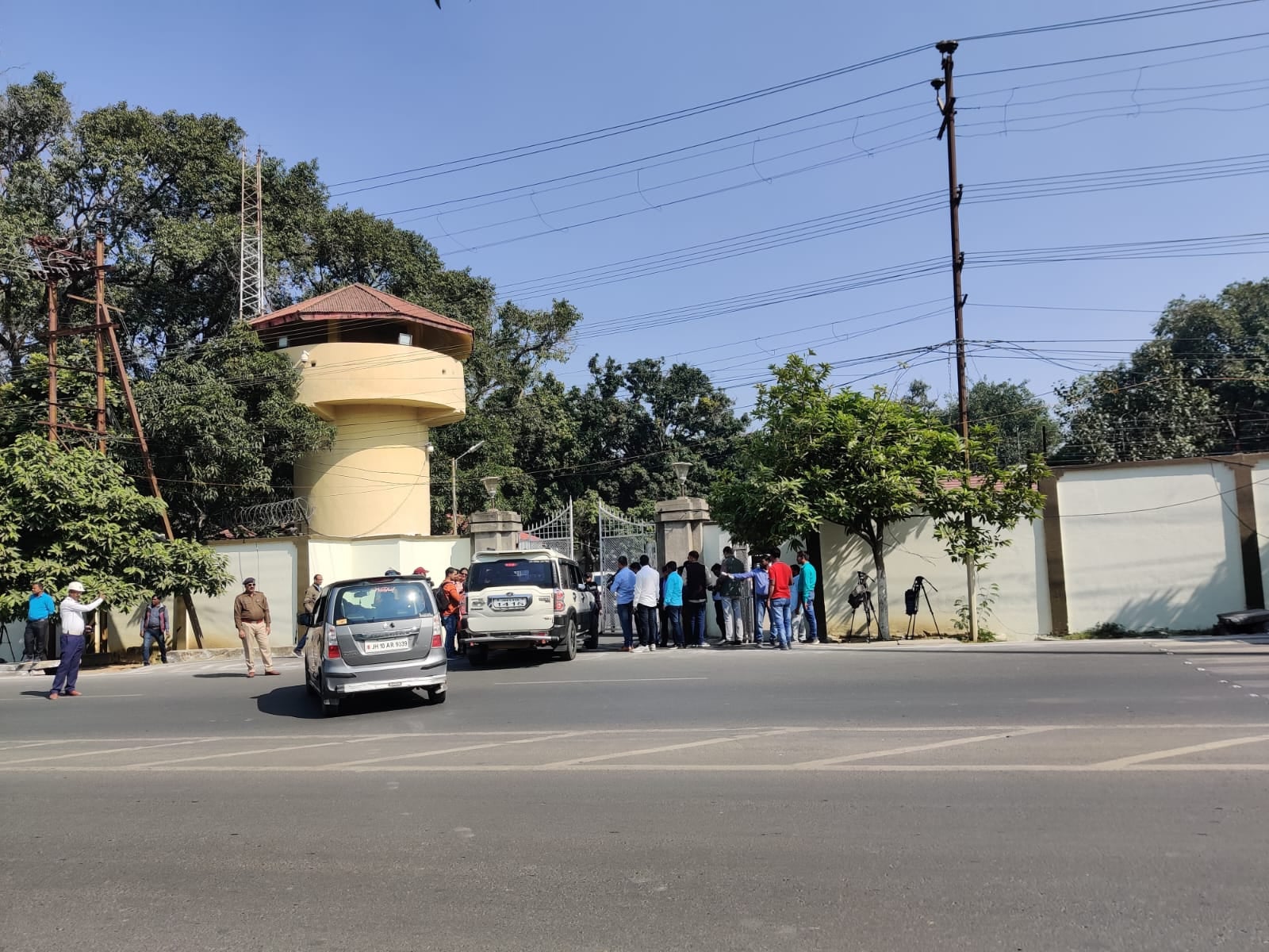 BREAKING : ईडी से पहले सभी MLA सीएम से मिलने पहुंच सकते है आवास,किसी भी हालात में साथ निभाने को तैयार गठबंधन