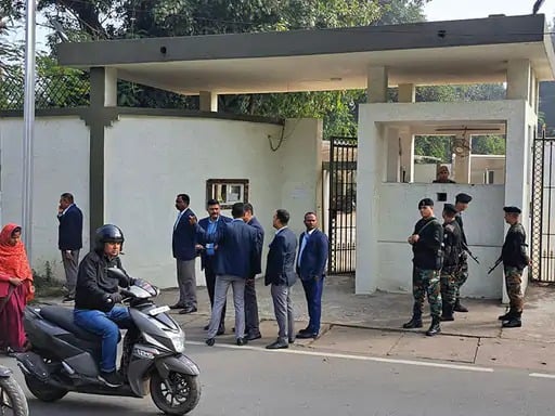 Big Update: ED के पहुंचने से पहले सीएम आवास पर महागठबंधन के विधायकों के आने का सिलसिला शुरु, बाहर झामुमो कार्यकर्ताओं का विरोध प्रदर्शन