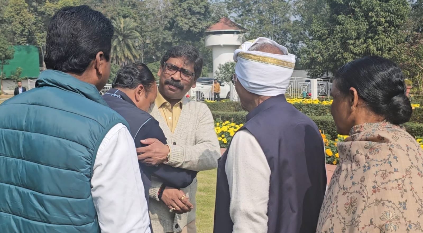 अपने राम को देख फूट-फूट कर रोये इरफान! जामताड़ा विधायक का दावा “राम” ने कहा कि धीरज रखो वत्स, जल्द ही दुश्मनों को निपटा कर आता हूं