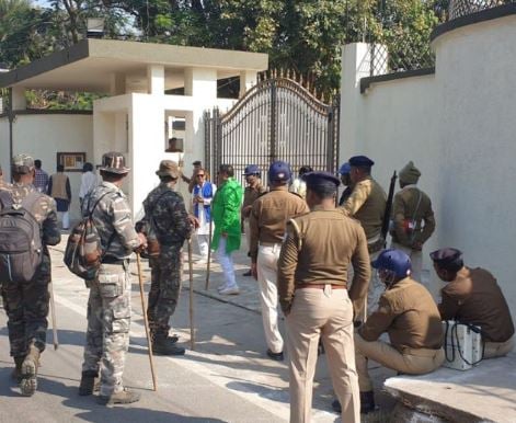 जमीन घोटाले में मुख्यमंत्री हेमंत सोरेन से पूछताछ जारी, इस बीच ईडी के अधिकारी कुछ दस्तावेज लेकर पहुंचे सीएम आवास