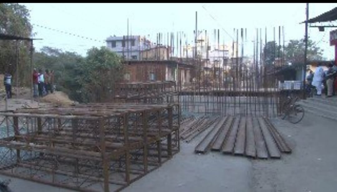 DHANBAD: वासेपुर में पुल निर्माण को एक बार फिर मिला  एक्सटेंशन, लोग गुस्से में