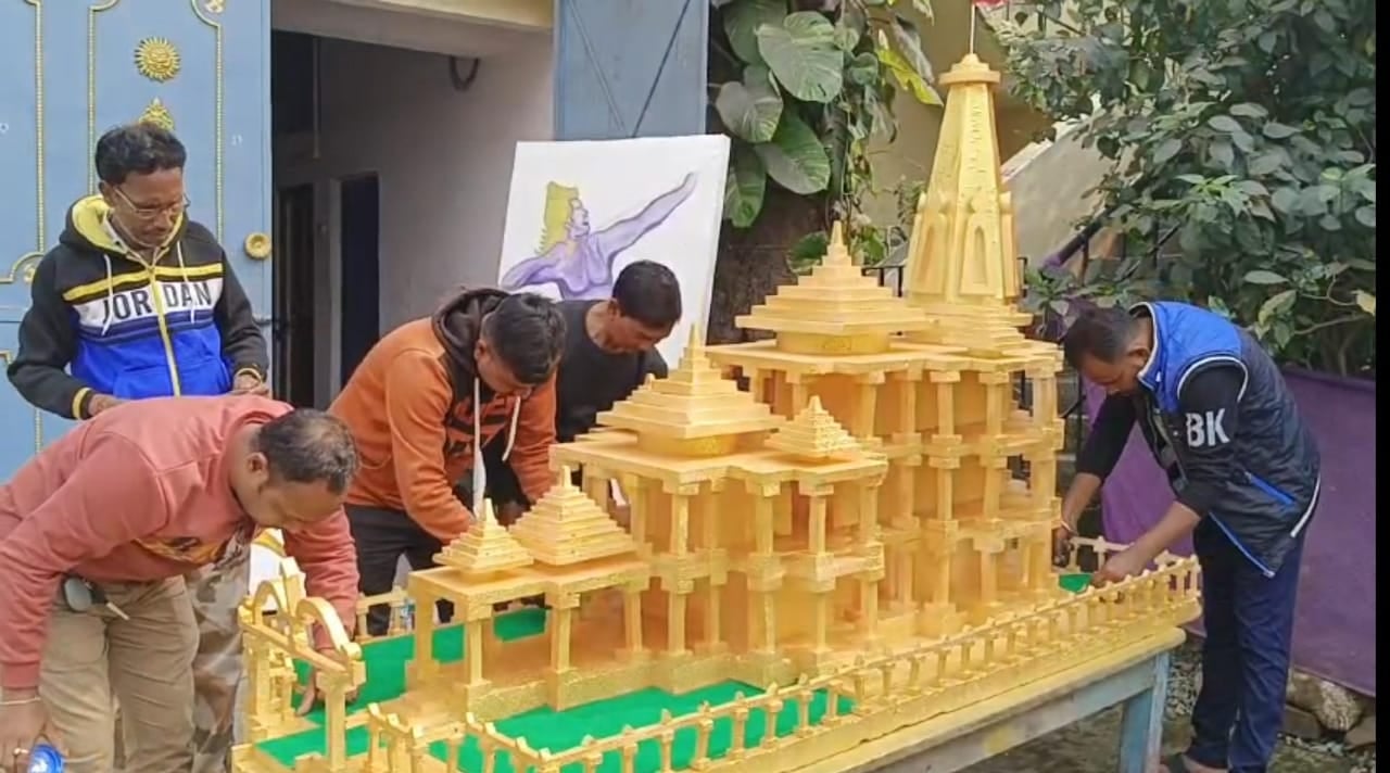 आराध्य श्रीराम की भक्ति में झूम रहा है देश! देखें कैसे जमशेदपुर के इस भक्त ने बनाया अयोध्या राम मंदिर का हूबहू मॉडल, दीदार के लिए उमड़ी भीड़