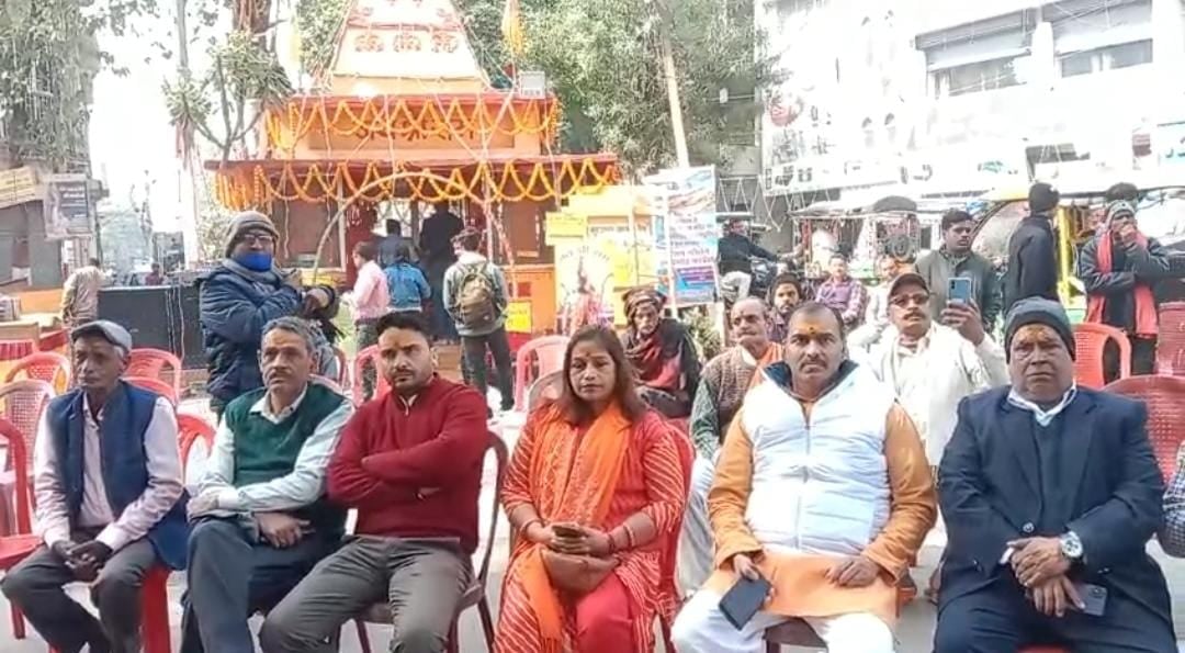 जय श्रीराम के नारों से गूंजी बाबा नगरी! तमाम हनुमान मंदिरों में उमड़ी भीड़, शाम होते ही राम जानकी मंदिर में जलेंगे दीप