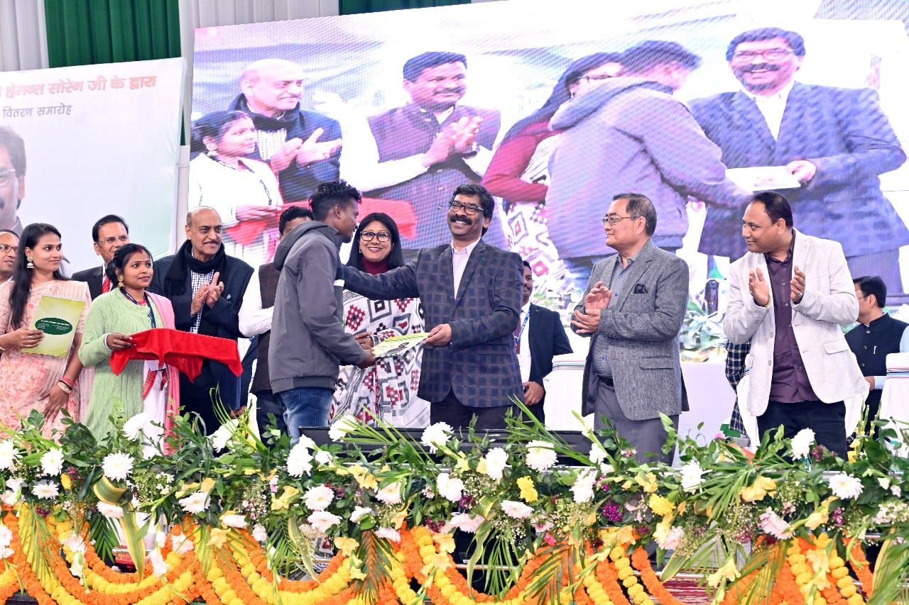 ईडी की पूछताछ के तनाव को दरकिनार कर मुख्यमंत्री पहुंचे रोजगार मेला