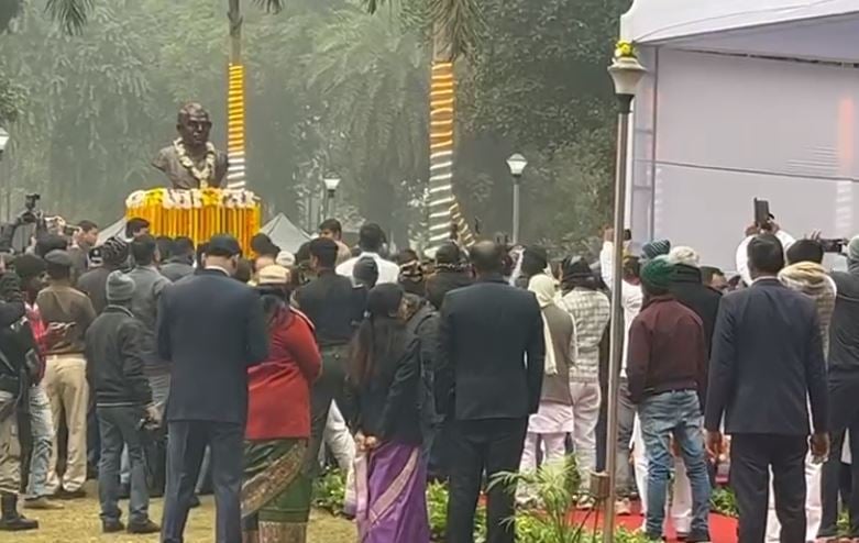 कर्पूरी ठाकुर की 100 वीं जयंती पर नीतीश कुमार ने माल्यार्पण कर दी श्रद्धांजलि, जननायक के गांव भी जाएंगे सीएम