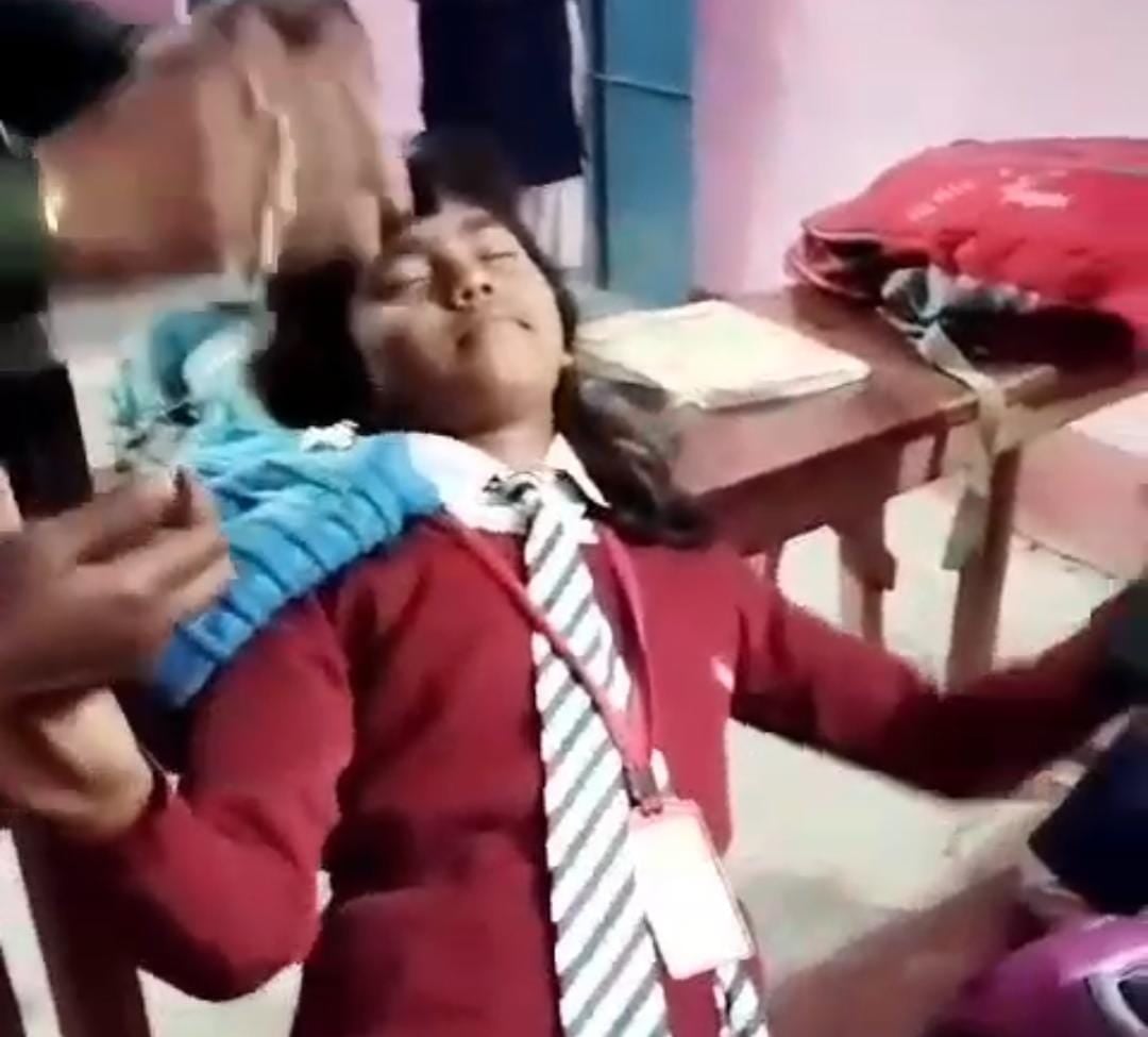 बिहार के स्कूली बच्चों पर कहर बनकर टूट रही कड़ाके की ठंड! मुजफ्फरपुर में ठंड से छात्र की हुई मौत, तो गायघाट में ठंड से बेहोश हुई छात्रा
