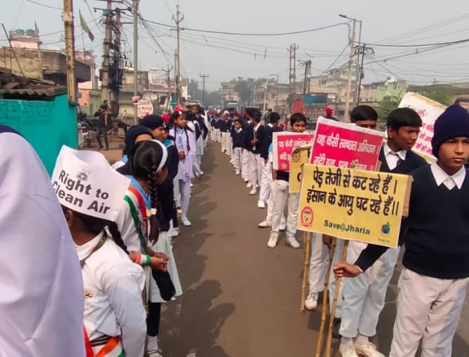 ऐतिहासिक शहर झरिया के बच्चे कर रहे पुकार, हमें चाहिए खुली हवा में सांस का अधिकार