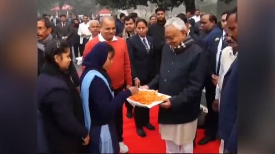 आज दोपहर बाद सीएम नीतीश ले सकते हैं बड़ा फैसला, गणतंत्र दिवस पर बच्चों के बीच खुद ही बांटी जलेबी, जानिए क्या है सियासी मायने